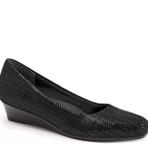 Trotters Lauren Wedge Pump